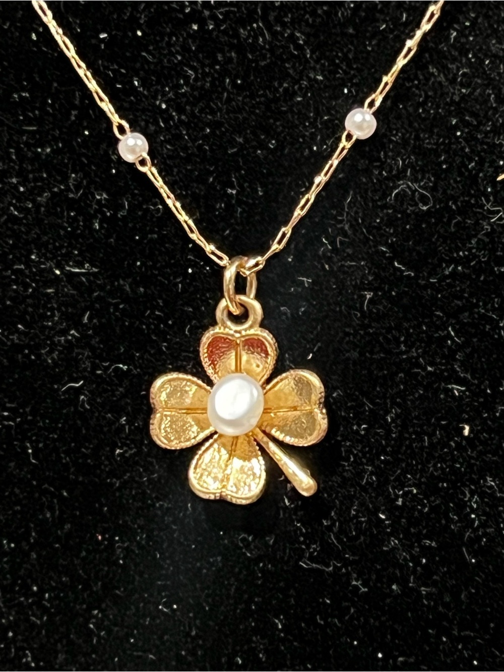 Forever 21 Gold Four-Leaf Clover Pendant Necklace with Pearl Accent